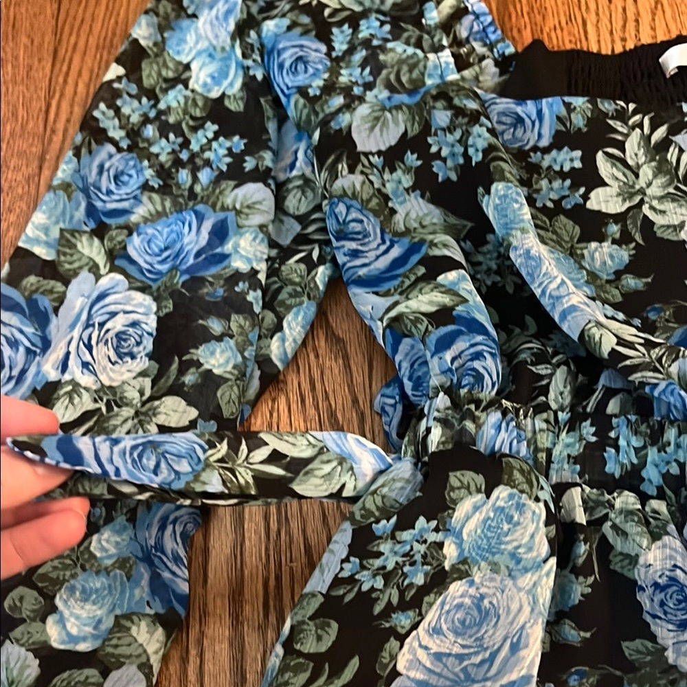WAYF Floral Blue Women's Top - Picture 2 of 6